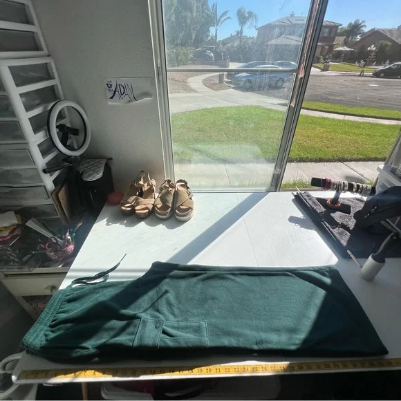 PINK Victoria’s Secret Deep Forest Green Fleece Wide Leg Cargo Joggers Sz M NWT - Picture 4 of 13